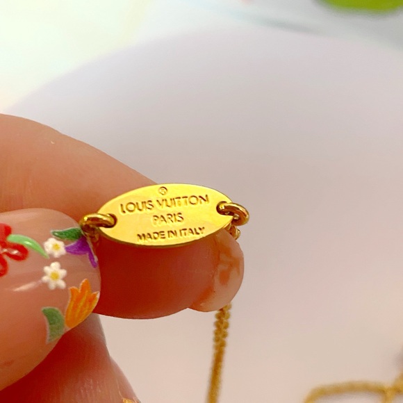 LOUIS VUITTON Necklace Essential V Gold Plated Italy - Picture 4 of 10